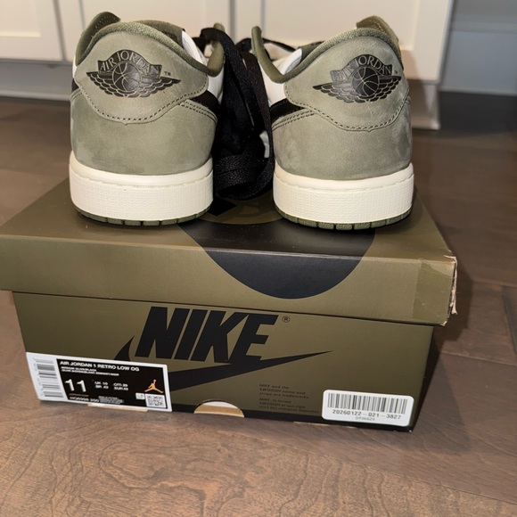Air Jordan 1 Low OG Medium Olive 2026 - Picture 3 of 6